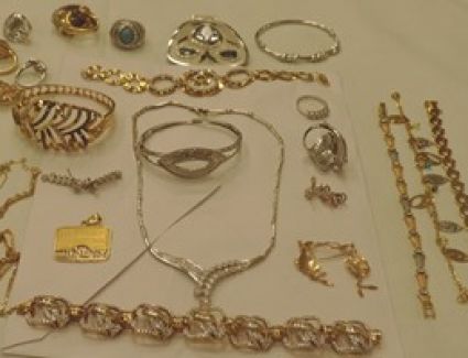 القبض على 3 متهمين سرقوا نصف كيلو ذهب ومبلغ مالى من شقة سيدة بالدقهلية