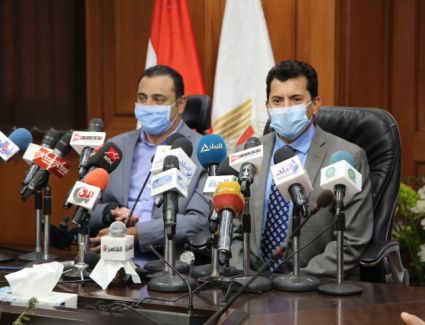 وزير الرياضة يعلن تفاصيل أكبر علامة سلام فوق سطح الماء بمشاركة 500 سباح 