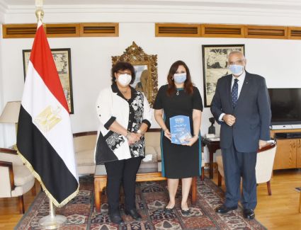 وزيرة الثقافة: مصر تفتح ذراعيها لكل الأشقاء العرب