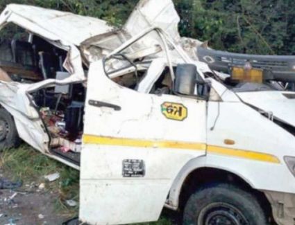 وفاة 8 لاعبين غانيين والعشرات يتلقون العلاج.. سقوط حافلة غانية في نهر أوفينسو