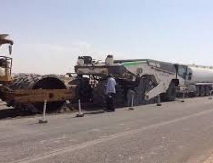 تنفيذ مشروع "ازدواج ورفع كفاءة طريق قنا/ الأقصر الصحراوي الشرقي" بمعدات الصيانة الذكية