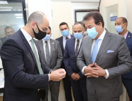 وزير التعليم العالي والبحث العلمي يتفقد "إيفا فارما" للأدوية ويطلع على مشروع تصنيع المواد الخام لمكافحة فيروس كورونا