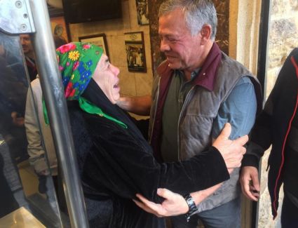 الملك وولي العهد والاميران هاشم وسلمى يشترون «الفلافل» في الدوار الأول