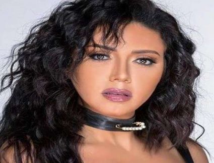 رانيا يوسف تثير الجدل بفستان جريء 