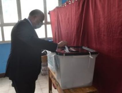 وزير الخارجية يدلى بصوته بانتخابات مجلس النواب بالقاهرة الجديدة