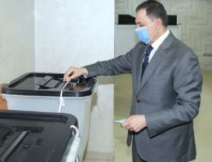 وزير الداخلية يدلى بصوته بانتخابات النواب