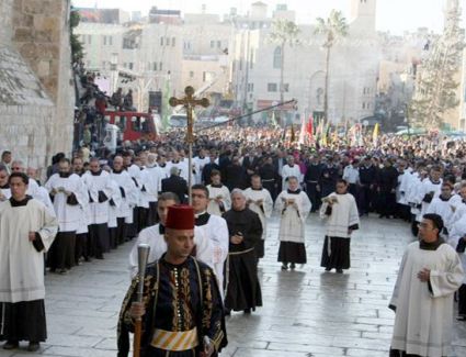 انطلقت في مدينة بيت لحم بالضفة الغربية الفلسطينية، الاحتفالات بعيد الميلاد المجيد، بمشاركة المسيحيين أبناء الشعب الفلسطينى، من أتباع الكنائس الغربية 