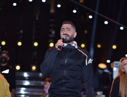 تامر حسني يشارك مجموعة من الصور خلال إستعداداته لحفله في دبي