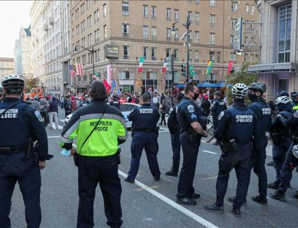 شرطة واشنطن تطلب دعما أمنيا إضافيا وفرض حظر تجوال بعد اقتحام الكونجرس