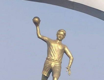  تمثالا على شكل لاعب كرة يد بمدخل المدينة على الطريق الصحراوي.. إستعدادا لكأس العالم