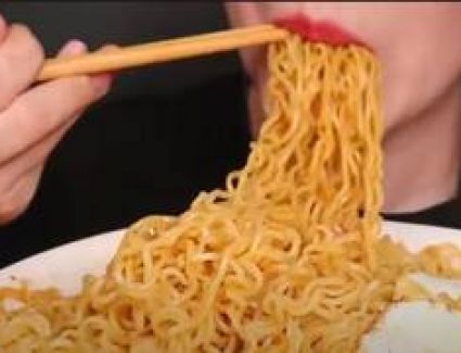 مصر.. تحرك عاجل من البرلمان بعد وفاة اطفال بسبب معكرونة "الإندومي