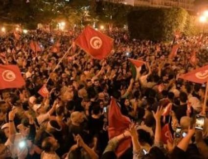 منع رئيس حركة النهضة الإخوانية من دخول مقر البرلمان بعد قرار تجميد "النواب"