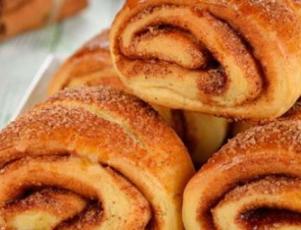 بمكونات بسيطة وخطوات سهلة طريقة عمل سينابون رول 