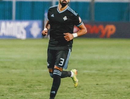 لاعبي بيراميدز يودعوا مدافع الفريق 