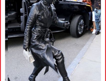 كيم كارداشيان متخفيه بإطلاله غريبه من الجلد