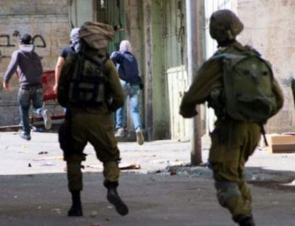 قوات الإحتلال الإسرائيلى تعتقل أربعة فلسطنين بعد الإعتداء عليهم
