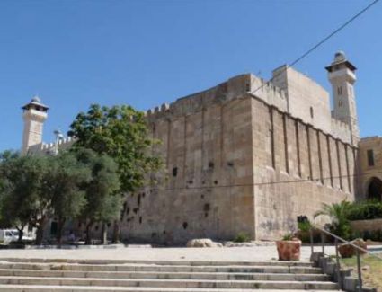 قوات الإحتلال تغلق الحرم الإبراهيمي وتمنع رفع الأذان به