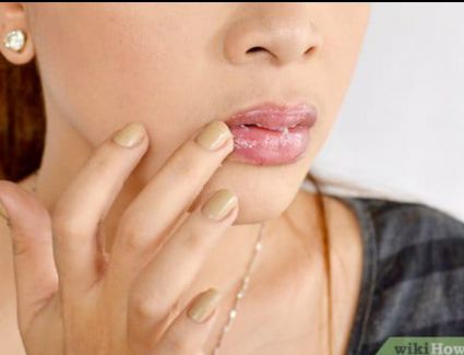 أربع طرق لترطيب الشفاه الجافة في فصل الخريف