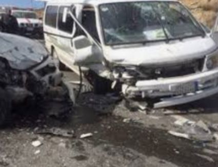 اصطدام سيارة ميكروباص بالحاجز الحديدي لمحور صفط اللبن