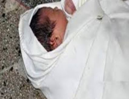 العثور على طفلة حديثة الولادة بجوار مستودع بوتاجاز بقنا