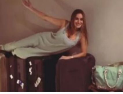 تعليق أمينة خليل الساخر علي صورتها "أحب السفر الخفيف" 