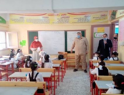 صرف الكتب المدرسية للطلاب غير القادرين على دفع المصروفات