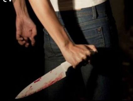 شاب يطعن نفسة بالسكين لمعاناتة بمرض نفسي