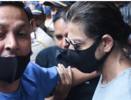 بعد تعاطيه المخدرات، شاروخان يزور ابنه بالسجن لأول مرة.. اعرف التفاصيل