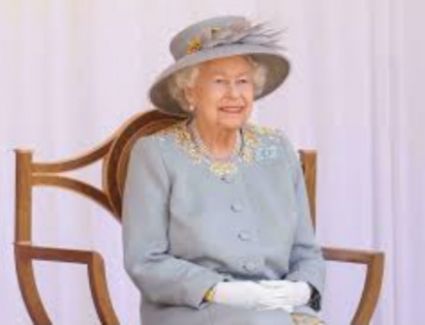 نصائح طبية للملكة إليزابيث  بالامتثال للراحة لبضعة أيام 