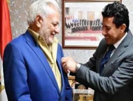 وزير الشباب والرياضة يمنح سامح الصريطي وسام الثقافة الرياضية.. اعرف التفاصيل