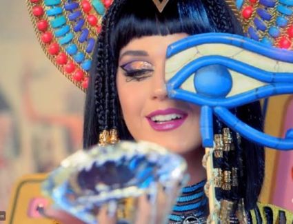 كيف تحولت «كايتي بيري» من مغنية متمردة إلى أم نموذجية؟