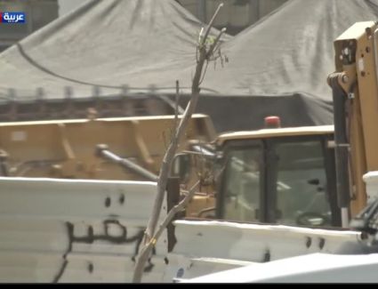 إسرائيل تجرف مقبرة الإسعاف في فلسطين وسط بكاء الأمهات علي قبور أبنائهم