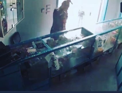 باستخدام "المنجل"، عاطل يتعدى على صيدلية ويهدد الدكتورة بالقتل.. اعرف التفاصيل