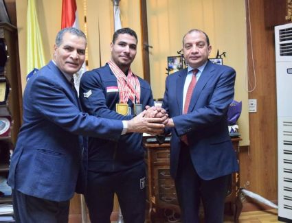 رئيس جامعة بني سويف يستقبل  بطل العالم في رفع الأثقال من ذوي الهمم 