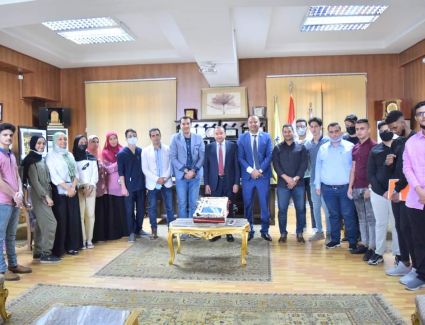 رئيس جامعة بنى سويف يستقبل عدداً من الطلاب الوافدين للتهنئة بالتجديد لفترة ثانية