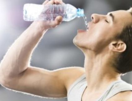 أخطاء شائعة نفعلها أثناء شرب الماء يجب تجنبها