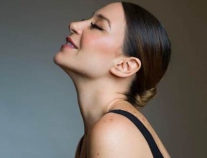 منة شلبي في"اتجاه إجباري"