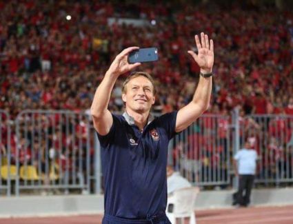 رغم رحيله منذ ثلاثة أعوام، مدرب الأهلي السابق يحتفل بالخمساسية 