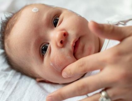 لك وصفات طبيعية بالمنزل لعلاج تهيج بشرة الأطفال 