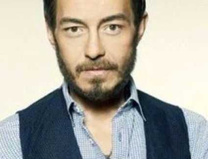 بعد 17 عام أحمد زاهر يعود إلى المسرح من جديد.. اعرف التفاصيل