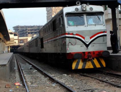 اصطدام قطار بسيارة ربع نقل بمزلقان الرقة بالجيزة