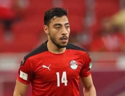 أهالى جزيرة حانوت بالشرقية يتابعون مباراة منتخب مصر ويدعون لابن بلدهم أكرم توفيق