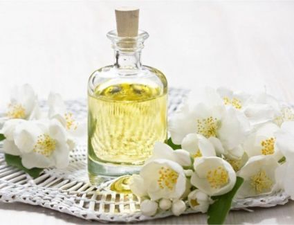 لشعر قوي وخالي من القشرة، لك أبرز فوائد زيت الياسمين للشعر