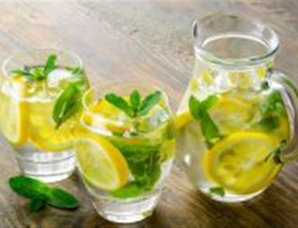 تعرف على أبرز المشروبات للتخلص من السموم بالجسم