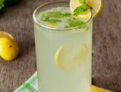 خبيرة روسية تكشف فوائد الماء بالليمون لعملية الهضم.. اعرف التفاصيل