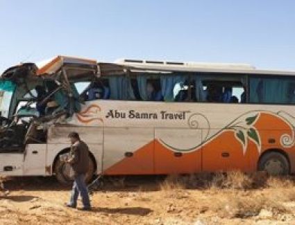 لقى 3 أشخاص مصرعهم وأصيب 19 آخرين، فى حادث تصادم أتوبيسين بطريق شرم الشيخ