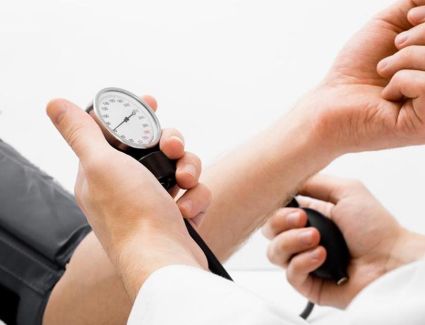 15 نصيحة لمرضى ضغط الدم لصيام صحي في رمضان.. وحالة واحدة يجب أن يكسر الصيام فيها