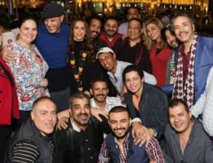 دنيا عبد العزيز تقيم حفل إفطار لأبطال مسرحية "زقاق المدق