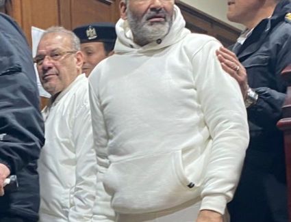 ترحيل حسن راتب وعلاء حسانين لسجن 15 مايو بعد الحكم عليهما بقضية