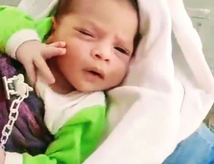 سيدة منقبة تضع طفل بجوار حى سكنى بحدائق اكتوبر